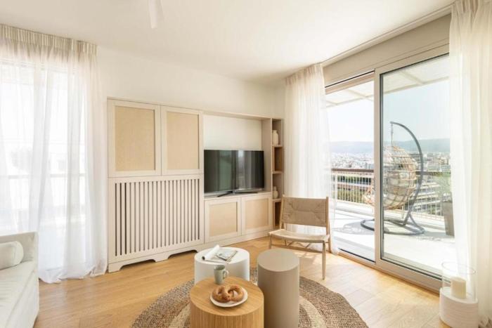 Lavish Unique Penthouse next to the seafront