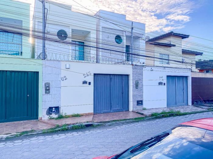 Casa individual com 2 suítes ambas com ar condicionado, sala, cozinha, área de serviço e garagem para 2 carros pequenos a poucos metros da Praia de Taperapuã