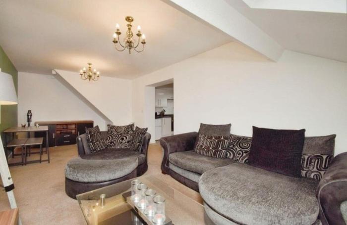 Lovely 2 bedroom flat in town centre by train station