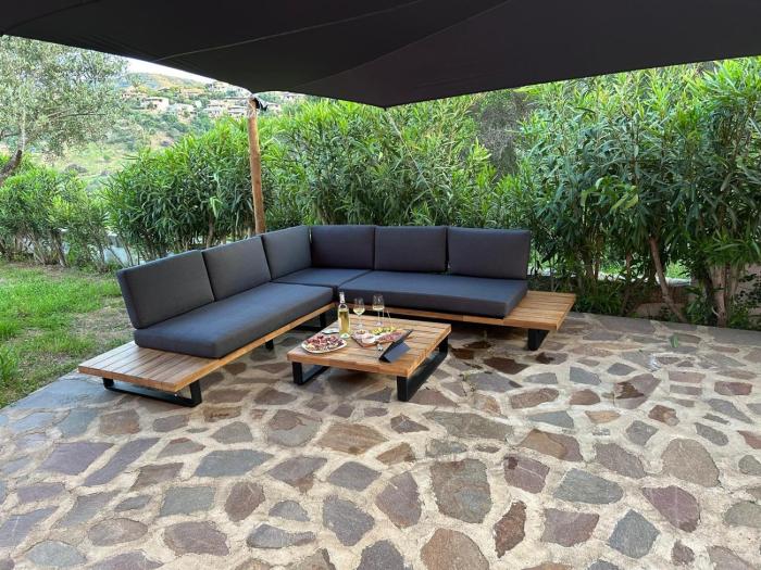 Villa con giardino e spettacolare vista mare a Porto San Paolo