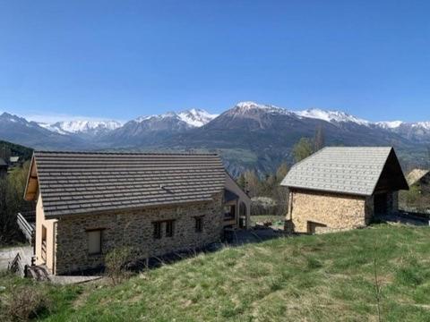 Grande maison, calme et montagnes