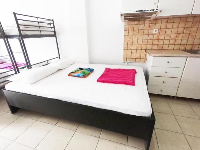 Acropolis views in Monastiraki square