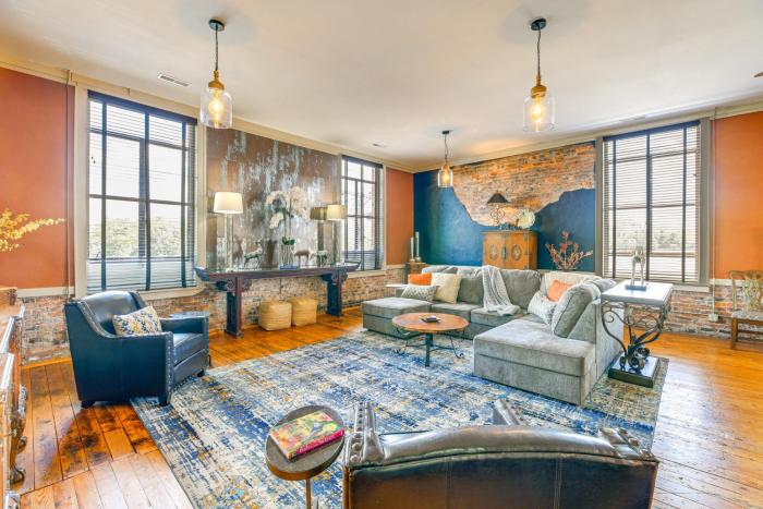 Walkable Wytheville Loft on Main Street!