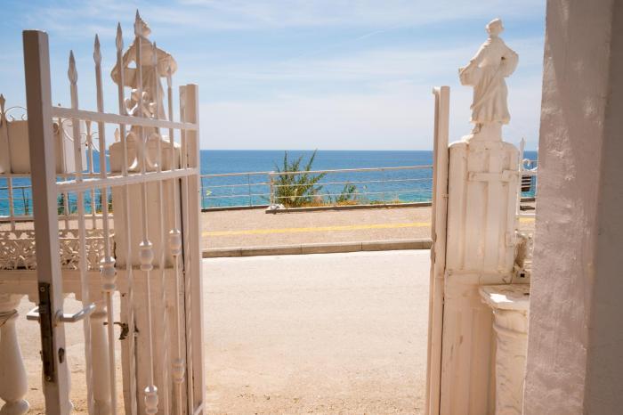 Beachfront Family Escape