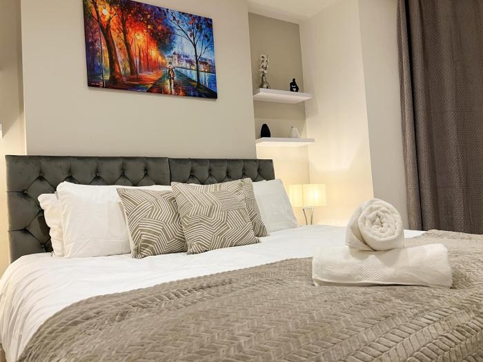 Modern 3 Bed Flat - City Centre - Free Parking