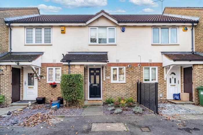 2 bedroom house with parking in Borehamwood