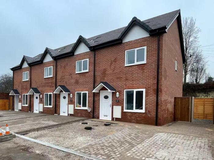 3 Bedroom New House Sleeps 5 with FREE Parking&WiFi-B