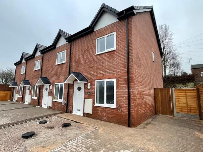 3 Bedroom New House Sleeps 5 with FREE Parking&WiFi -D