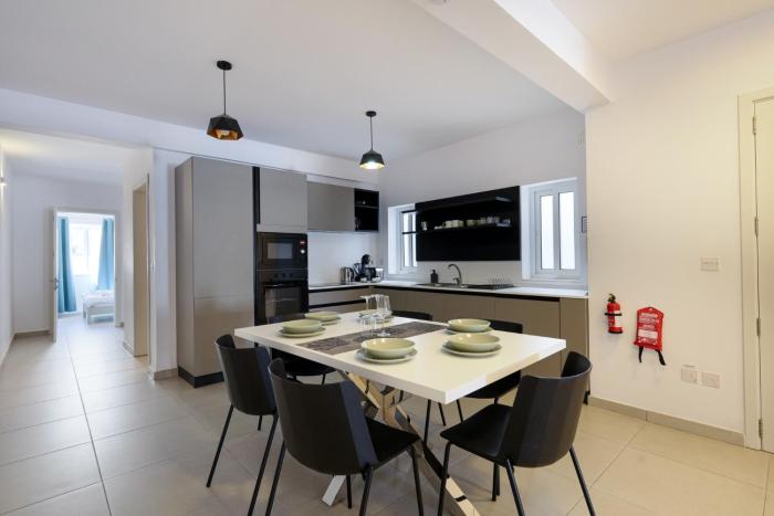 Spacious & Central 3BD Apartment with Front Balcony - Close to Sliema, St Julians, Valletta