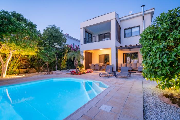 Villa Pontus - stunning views & privacy in beautiful garden with pool & hot tub
