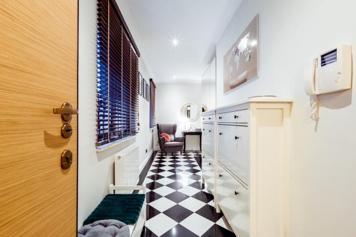 Sunny apartment by the sea with garage