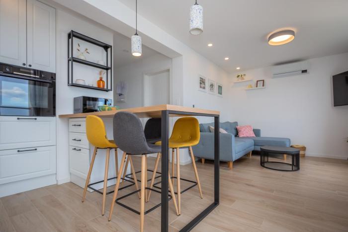 NEW LILI Apartment - Cosy Sea View Apartment with Free Parking