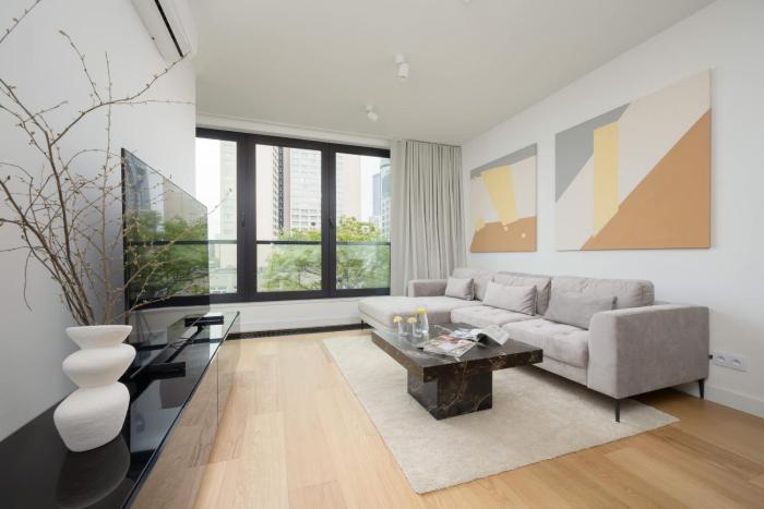 Luxury Apartment with Balcony & Air Conditioning in the Centre of Warsaw by Renters Prestige