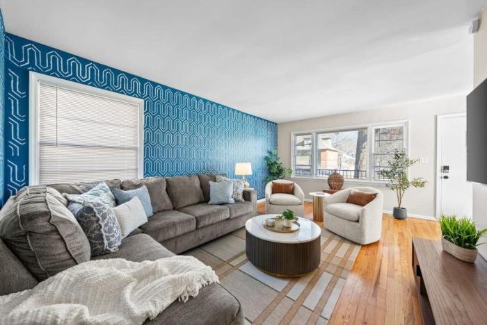 Massive 5 bedroom with hot tub Close to Plaza