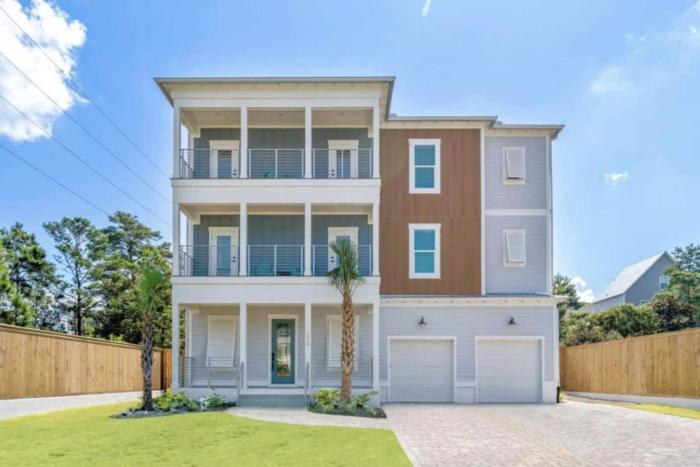 12 Bedrooms Private pool Walk to beach