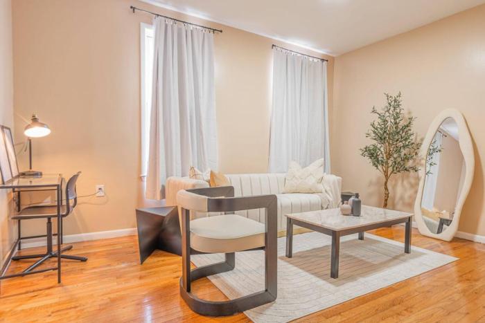 Roomy 4br Walk to Transit connect to NYC