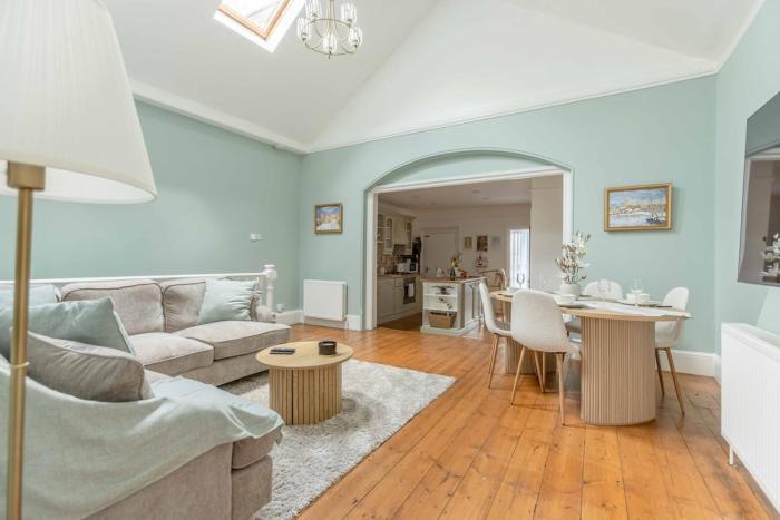 Stylish 2BR Steps from Windsor Castle and High St