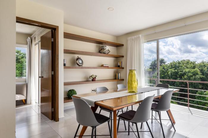 Near airport, 2 bedrooms, 4 guests, pool!