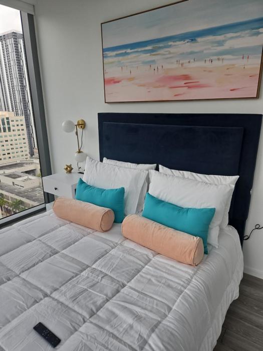 Miami-Brickell Luxury 2BR-2BATH with skyline VIEWS - walking distance to KASEYA-HEAT ARENA & BAYSIDE