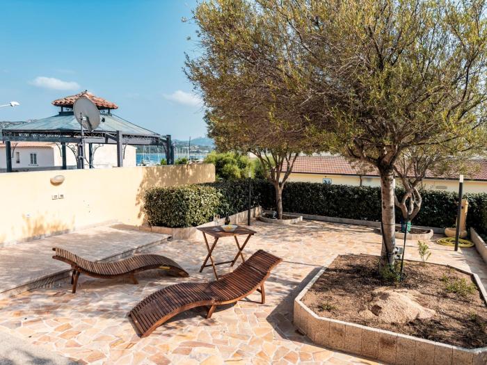 Casa Olivia - Casa indipendente nel centro di Cannigione a 3 minuti a piedi dal lungomare, 5 minuti a piedi dalla spiaggia più vicina e vicinissima alle spiagge più belle della Costa Smeralda