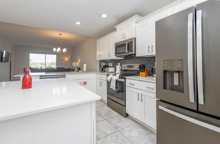 Comfortable 2BR Condo w Lake Views