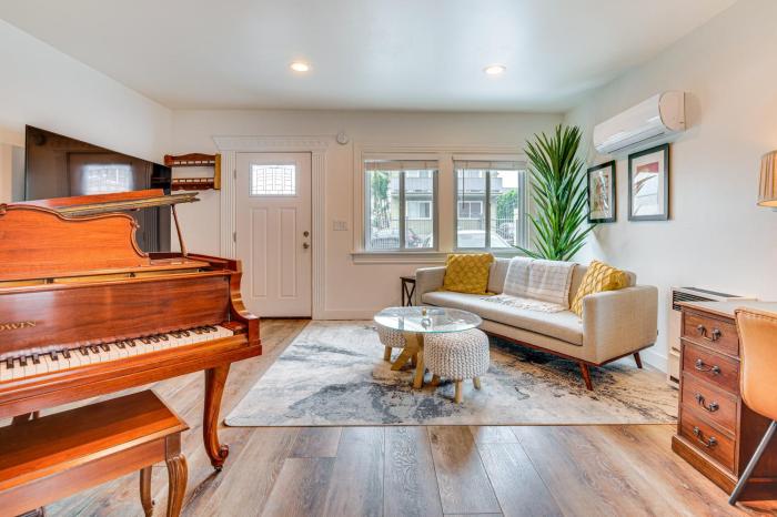 Home 1 Mi to DTLA Room to Work and Relax!