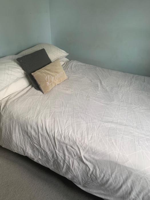 FEMALES ONLY OR Couples for DOUBLE ROOM - near Stonehenge
