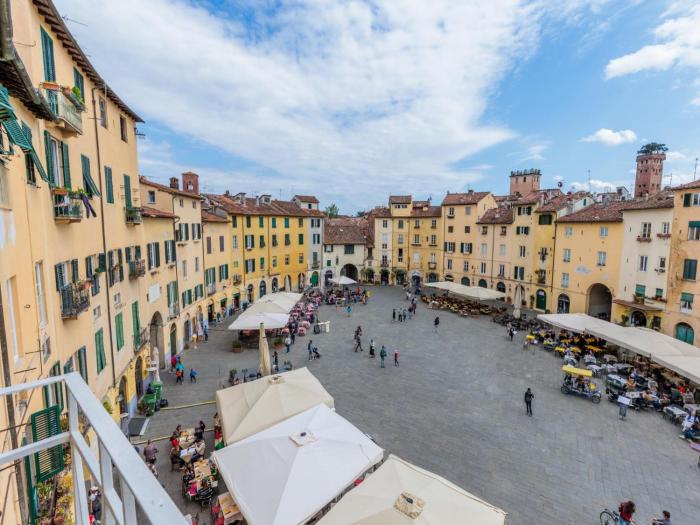 Apartment in Lucca with Piazza Views
