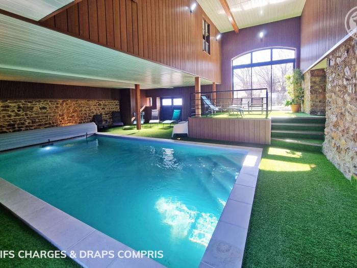 Gîte charme 1214 pers avec piscine et jeux à Saint-Priest-la-Prugne - FR-1-496-346