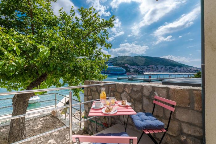 Stylish sea view studio