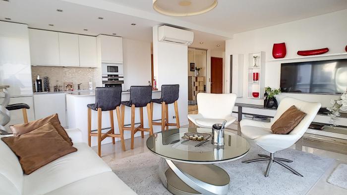 Bright 2-Bedroom apartment with terrace & parking