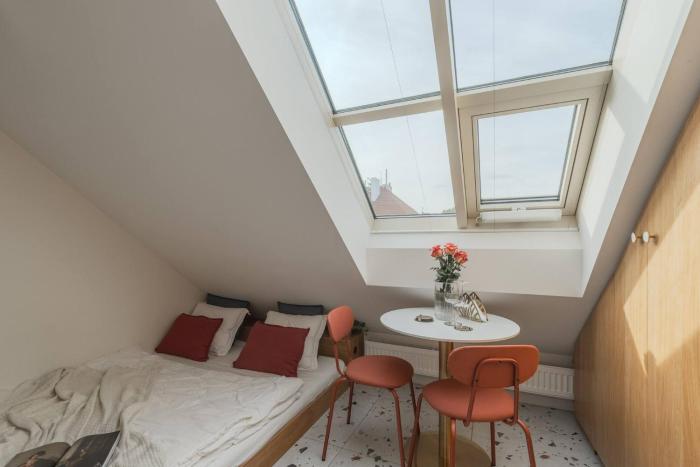 NEW! Mini-designer rooftop AC & Garden, Castle!