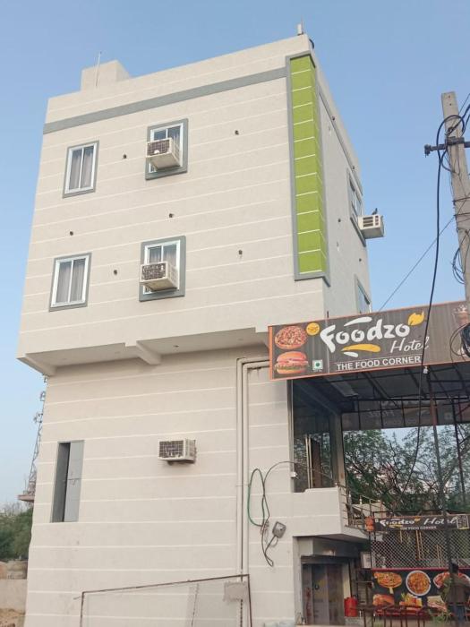 Foodzo Hotel