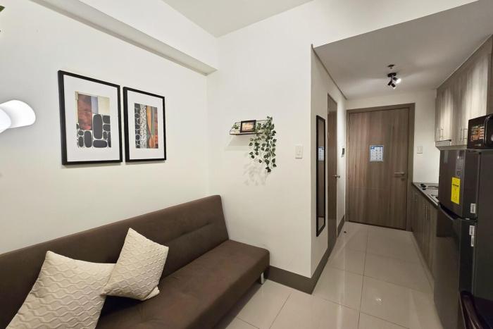1BR Condotel with Balcony at FAME Residences #FM21-1