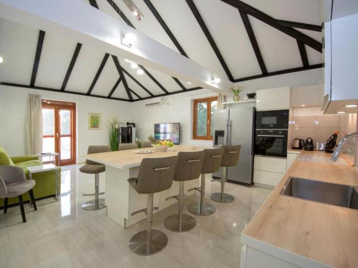 Villa Gabriel - Three Bedroom Villa with Outdoor Pool