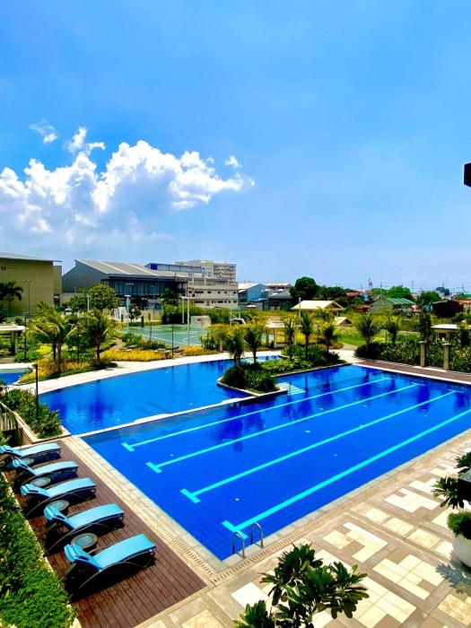 2BR Condo with Balcony and Pool Near Robinsons Las Pinas