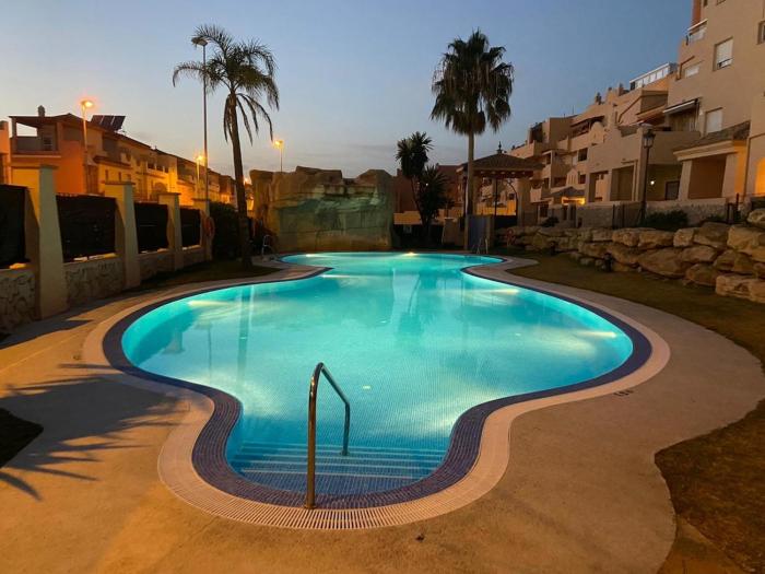 Apartamento con piscina y terraza muy cerca de la playa
