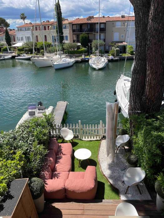 Maison du Bonheur Newly renovated house, private garden and 12x4m mooring