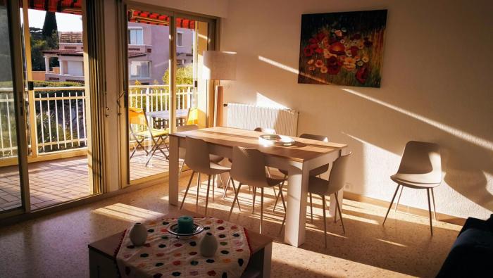 54m2, clim, T2, centre BANDOL, terrasse, TOUT A PIED