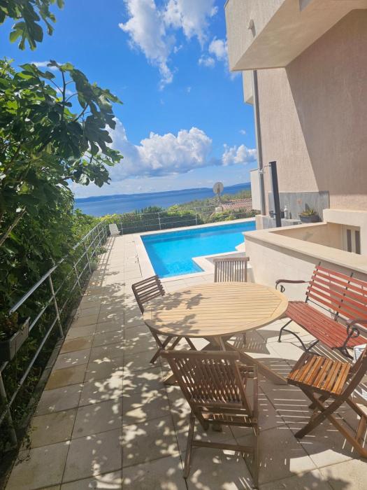 Sea view apartment with swimming pool near beach