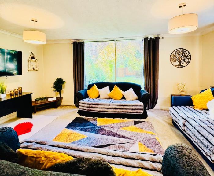 Beautiful and Spacious 4 Bed Room House In Coleshill-NEC