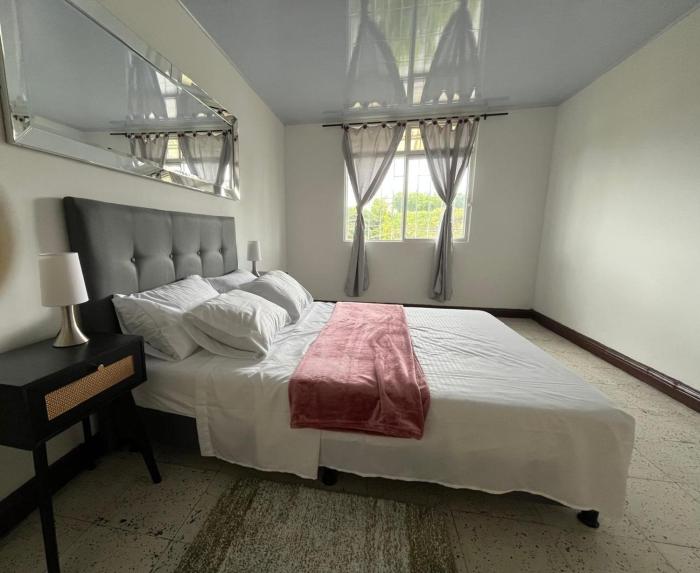 ACOGEDOR APARTAMENTO DISPONIBLE eN CALARCA QUINDIO EXCELENTE UBICACION EN CONJUNTO CERRADO 2 HABITACIONES PARKING BIEN EQUIPADO