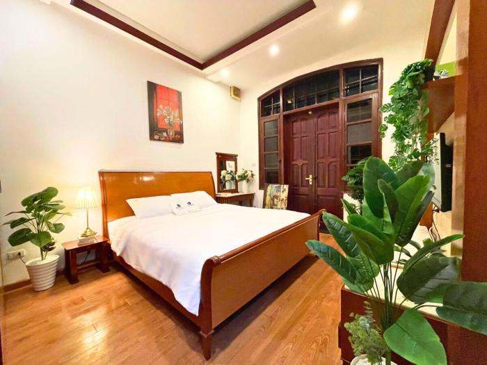 The leaf room - West Lake area