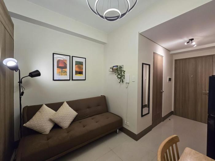 1BR Condotel with Balcony at FAME Residences #FM33-1