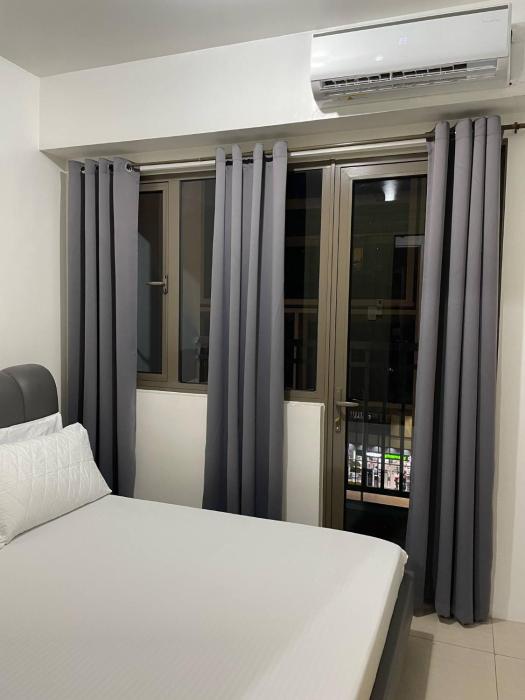 Walking Distance to Mall of Asia - Spacious Condo with Hot Shower and Balcony