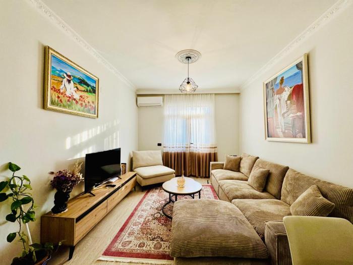 Boulevard Apartment Cozy Retreat with Easy Self-Check-Secure Lockbox Access