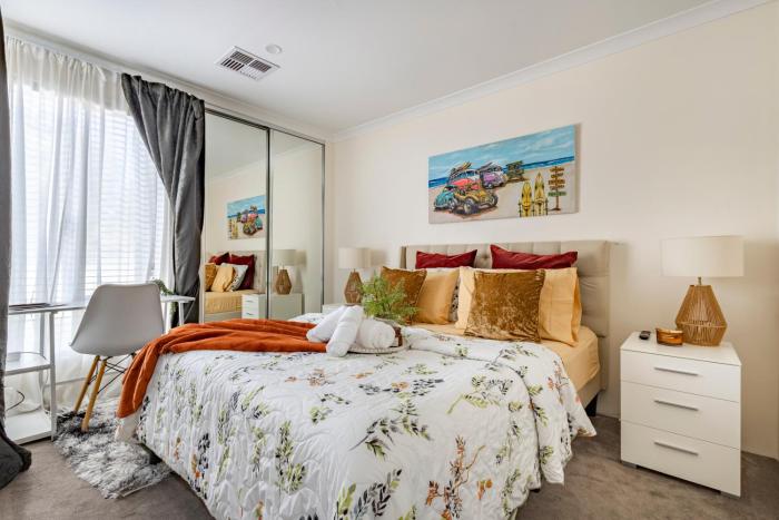 Charming Hampton-Style Retreat,Tranquil Private Bedroom with Shared Bathroom