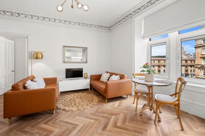 Beautiful 1BR Central Apt with Period Features