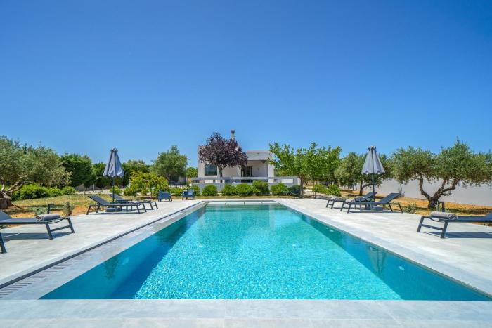 Nostra Terra Villa, 2-acre Secluded Nature Escape with Heated Pool, By ThinkVilla