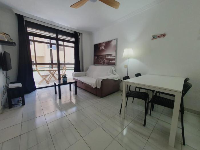 Alquilaencanarias-Medano Colon Center, near the beach